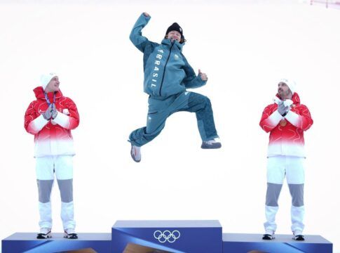Brasileiro Lucas Braathen pula no pódio ao celebrar a medalha de ouro