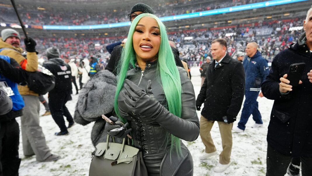A cantora Cardi B após uma partida do Campeonato da AFC de 2026 de futebol americano, em janeiro (Foto: Ron Chenoy/Imagn Images/Reuters)