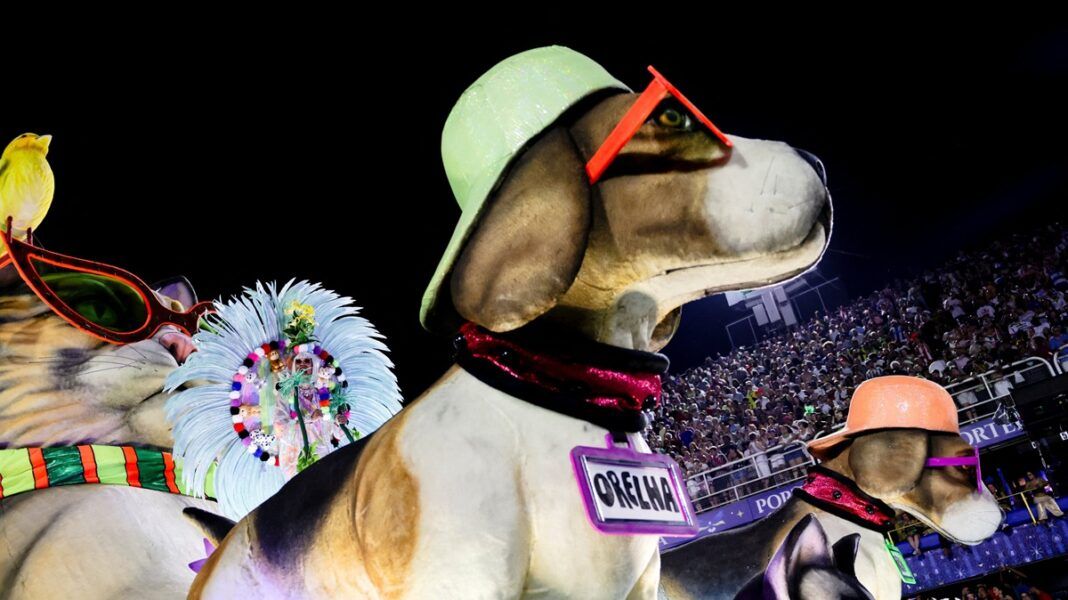 Luisa Mell participa de desfile da Mocidade Independente de Padre Miguel, no Carnaval do Rio de Janeiro, na Sapucaí e se emociona com homenagem ao Cão Orelha (Foto: Ricardo Moraes/Reuters)