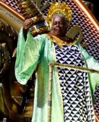 Conceição Evaristo no carro alegórico do Império Serrano