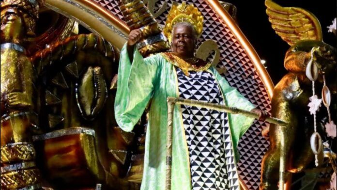 Conceição Evaristo no carro alegórico do Império Serrano