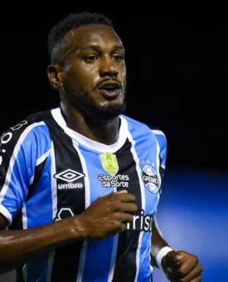 Jogador Edenilson com a camisa do Grêmio