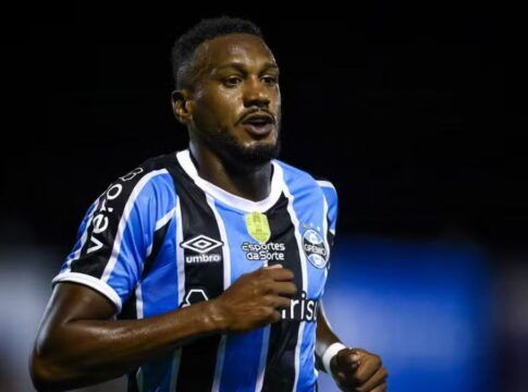 Jogador Edenilson com a camisa do Grêmio