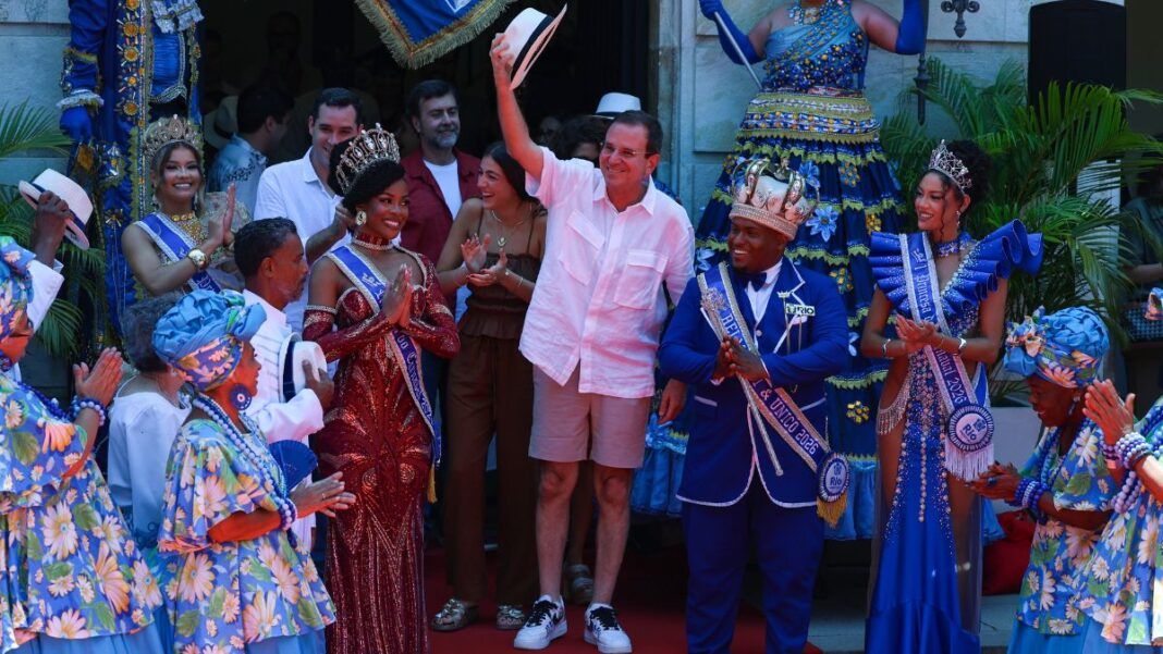 Eduardo Paes faz gesto segurando chapéu no carnaval
