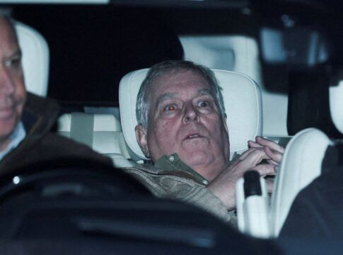 Ex-príncipe é flagrado no banco de trás de um carro saindo da delegacia