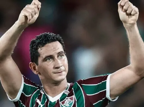 Jogador Paulo Henrique Ganso com a camisa do Fluminense