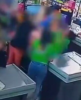Cliente agride atendente de supermercado durante discussão por pagamento de conta; veja vídeo