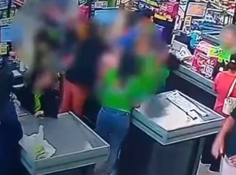 Cliente agride atendente de supermercado durante discussão por pagamento de conta; veja vídeo