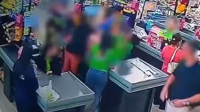 Cliente agride atendente de supermercado durante discussão por pagamento de conta; veja vídeo