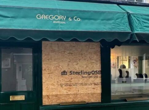 Ladrões armados assaltam joalheria em plena luz do dia em Londres