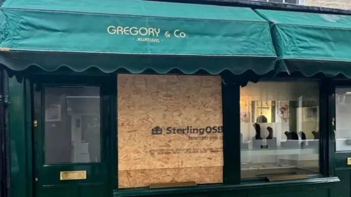 Ladrões armados assaltam joalheria em plena luz do dia em Londres