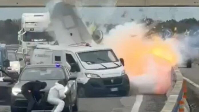 Gangue armada com metralhadoras explode carro-forte em assalto na Itália; assista
