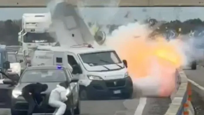 Gangue armada com metralhadoras explode carro-forte em assalto na Itália; assista