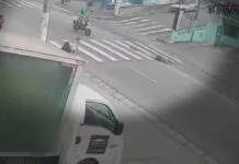 Motociclista empina moto, atropela mulher e foge sem prestar socorro; veja vídeo