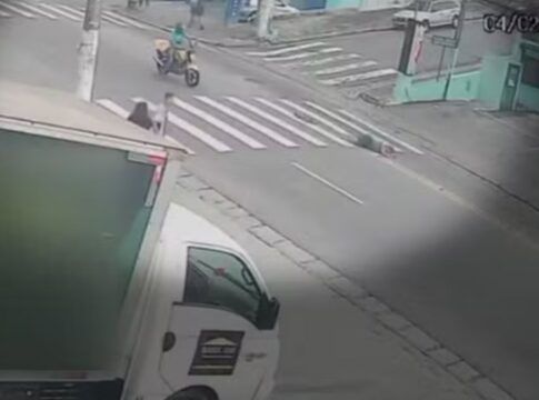 Motociclista empina moto, atropela mulher e foge sem prestar socorro; veja vídeo