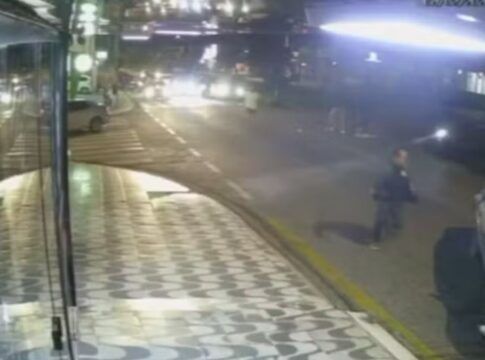 Porta de carro abre e bebê cai no meio de avenida antes de veículo bater em poste em Sorocaba; assista