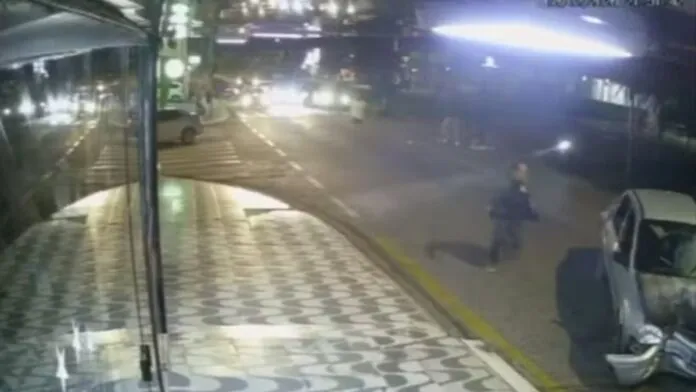 Porta de carro abre e bebê cai no meio de avenida antes de veículo bater em poste em Sorocaba; assista