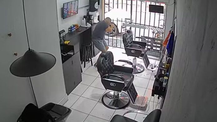 PM de folga que cortava o cabelo reage a roubo de Porsche e suspeito morre baleado na Zona Sul de SP