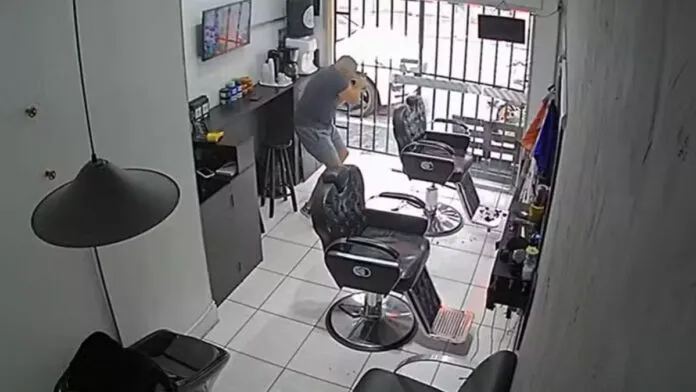 PM de folga que cortava o cabelo reage a roubo de Porsche e suspeito morre baleado na Zona Sul de SP