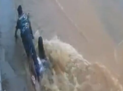 Homem se joga na água para salvar mulher e criança de enxurrada em Goiás