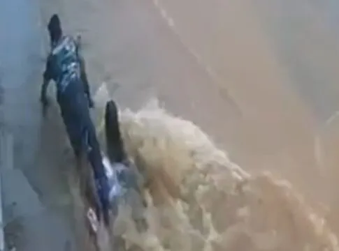 Homem se joga na água para salvar mulher e criança de enxurrada em Goiás