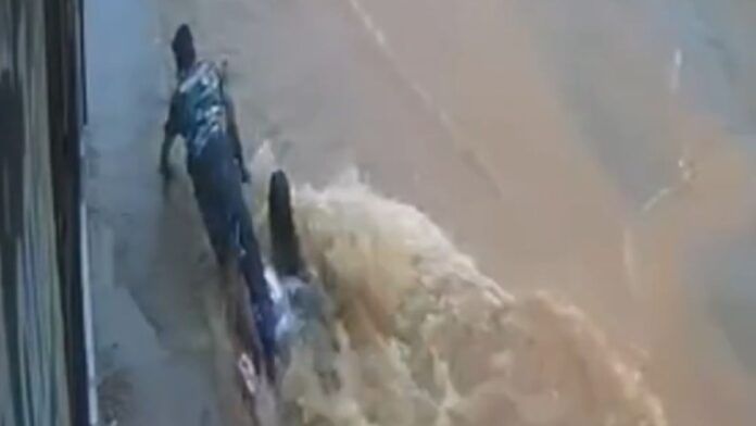 Homem se joga na água para salvar mulher e criança de enxurrada em Goiás