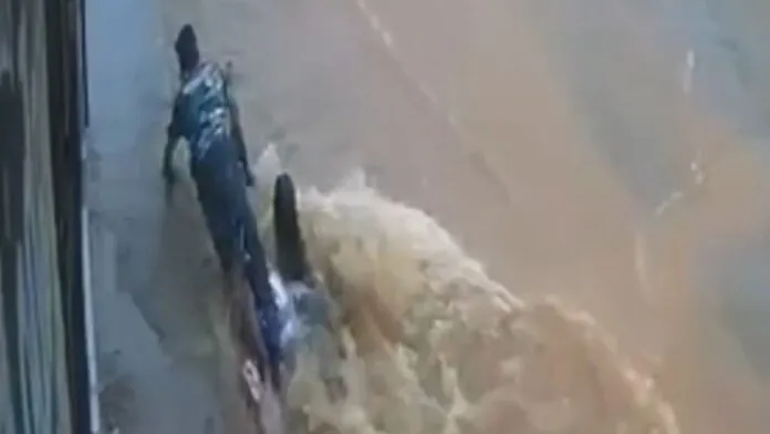 Homem se joga na água para salvar mulher e criança de enxurrada em Goiás