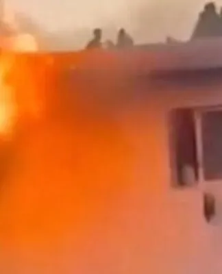 Estudantes caem de prédio em chamas em universidade do Senegal; assista