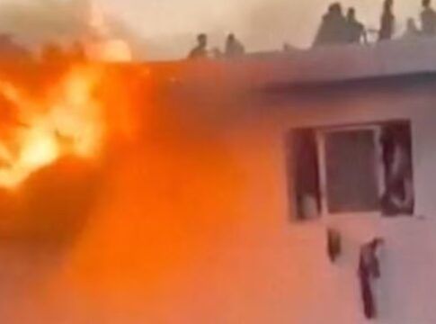 Estudantes caem de prédio em chamas em universidade do Senegal; assista