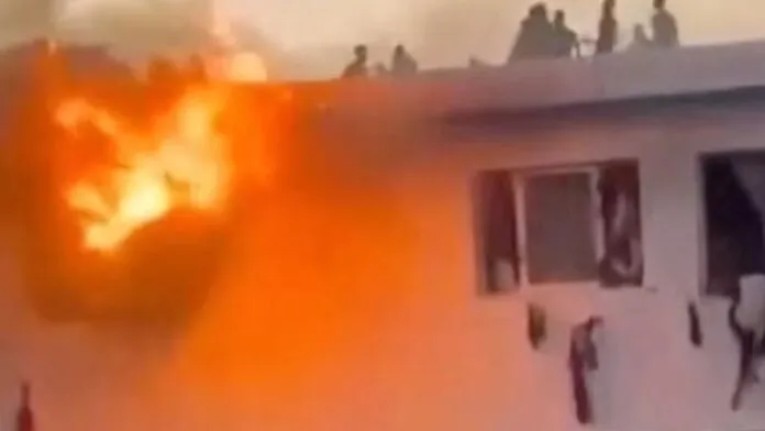 Estudantes caem de prédio em chamas em universidade do Senegal; assista