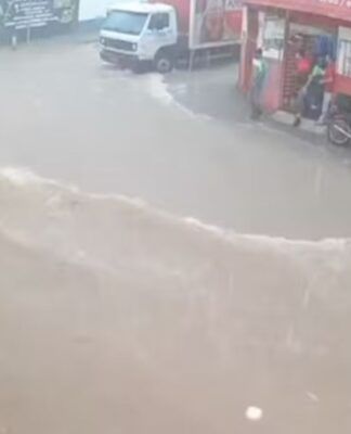 Mulheres são arrastadas por enxurrada durante forte chuva em Minas Gerais; veja vídeo 