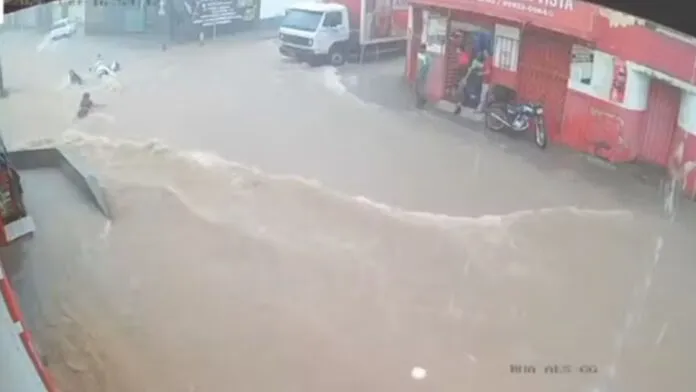 Mulheres são arrastadas por enxurrada durante forte chuva em Minas Gerais; veja vídeo 