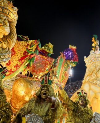 Foliões da escola de samba Grande Rio se apresentam durante o Carnaval do Rio de Janeiro. (Foto: Pilar Olivares/Reuters)