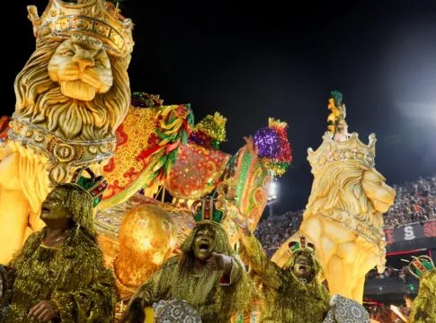 Foliões da escola de samba Grande Rio se apresentam durante o Carnaval do Rio de Janeiro. (Foto: Pilar Olivares/Reuters)