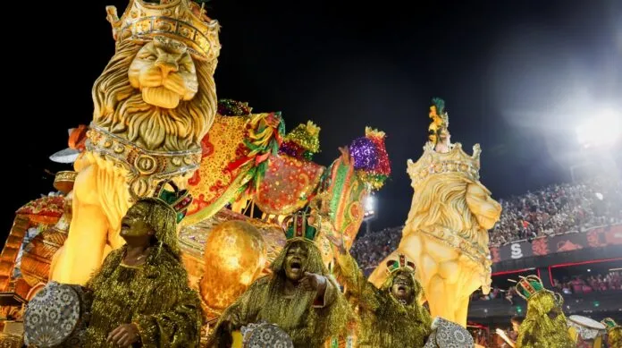 Foliões da escola de samba Grande Rio se apresentam durante o Carnaval do Rio de Janeiro. (Foto: Pilar Olivares/Reuters)