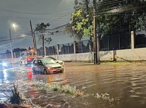 Carro passa por rua alagada em São Paulo