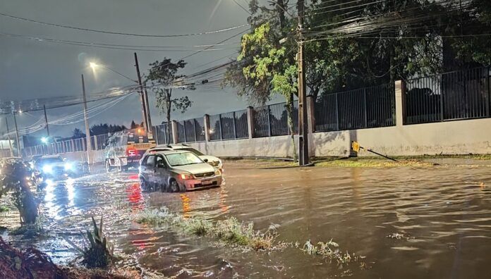 Carro passa por rua alagada em São Paulo
