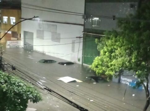Alagamento em via no Rio de Janeiro