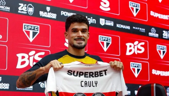Cauly exibe a camisa de número 80 em sua apresentação no São Paulo