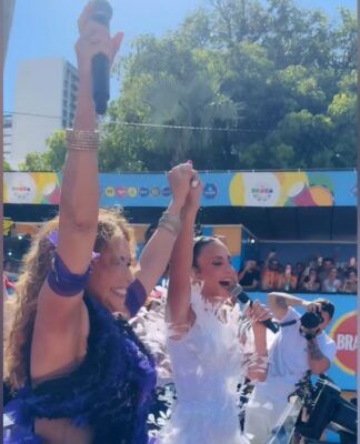 Ivete Sangalo e Daniela Mercury de mãos dadas em trio elétrico no Carnaval de Salvador