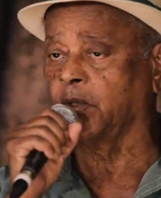 Ideval canta durante apresentação em estúdio