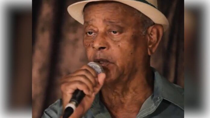 Ideval canta durante apresentação em estúdio