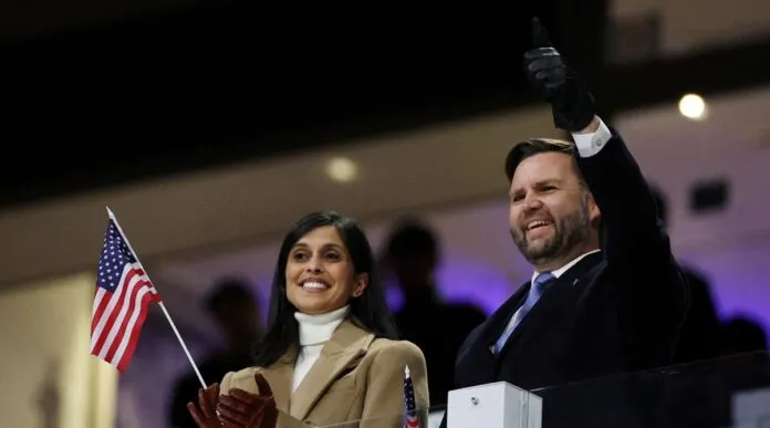 O vice-presidente dos EUA, J.D. Vance, ao lado da mulher, Usha Vance, durante a abertura dos Jogos Olímpicos de Inverno (Foto: Yara Nardi/Reuters)