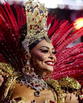 Juliana Paes desfila na Sapucaí com as cores da Viradouro