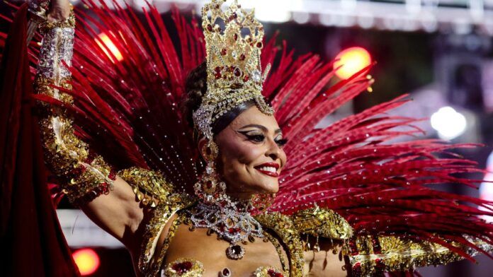 Juliana Paes desfila na Sapucaí com as cores da Viradouro