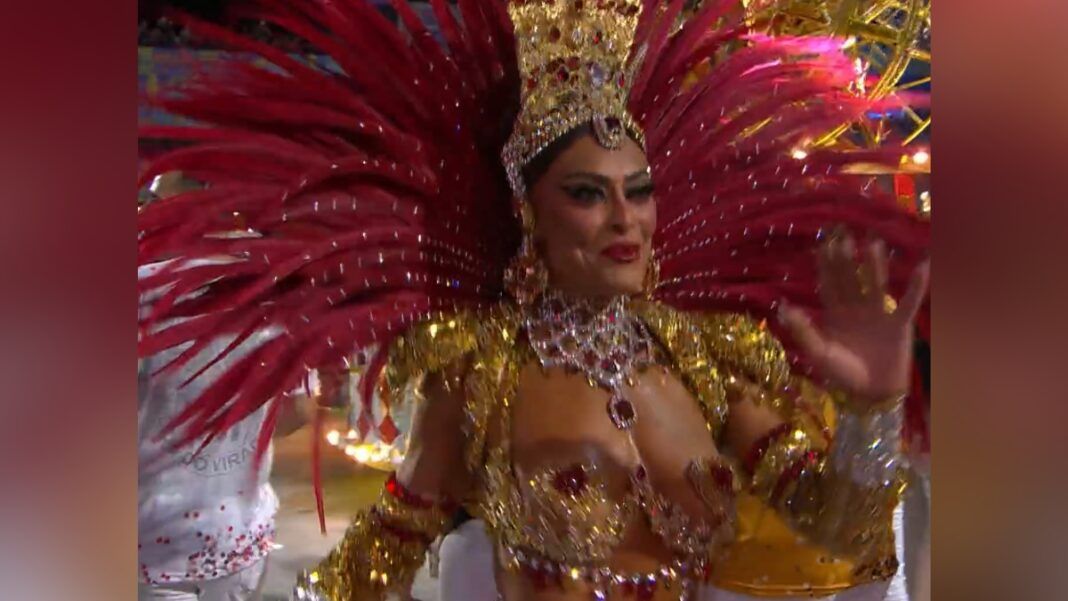 Juliana Paes assume novamente o posto de rainha de bateria da Unidos da Viradouro após 17 anos afastada da posição. A atriz desfila na madrugada desta terça-feira (17/02) com a fantasia 