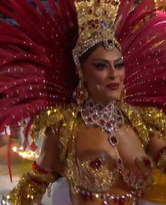 Juliana Paes assume novamente o posto de rainha de bateria da Unidos da Viradouro após 17 anos afastada da posição. A atriz desfila na madrugada desta terça-feira (17/02) com a fantasia 