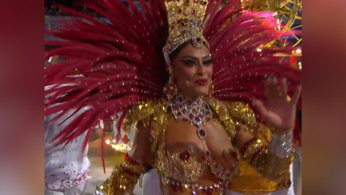 Juliana Paes assume novamente o posto de rainha de bateria da Unidos da Viradouro após 17 anos afastada da posição. A atriz desfila na madrugada desta terça-feira (17/02) com a fantasia 