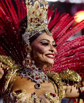 Juliana Paes como rainha de bateria no desfile da Viradouro