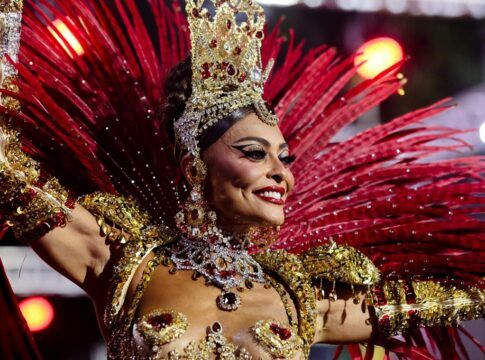 Juliana Paes como rainha de bateria no desfile da Viradouro